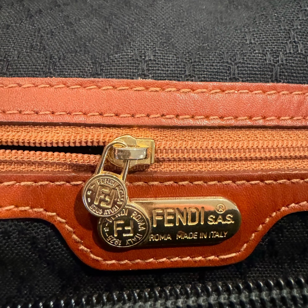 📌SOLD📌 Rare & Authentic Fendi travel bag - Picture 12 of 15